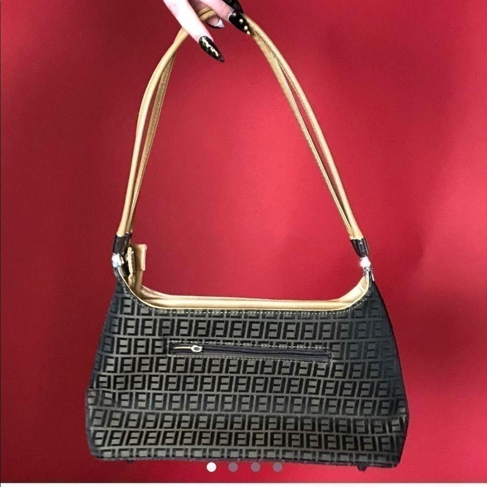 Adorable monogram faux brand name
minipurse 🤎🤎